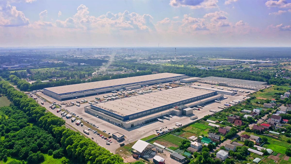 Eine Luftaufnahme eines Logistik Centers.