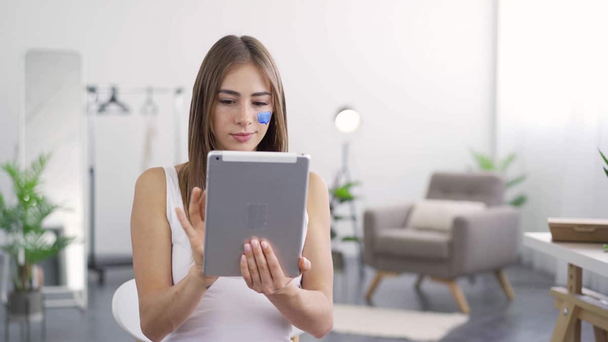 Social Media Recruiting – eine junge Dame nutzt ein Tablet und bewirbt sich Online auf eine Stellenausschreibung,